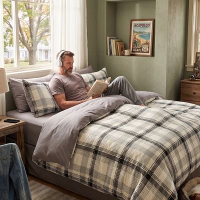 Housse de couette avec motif Ă carreaux, apportant une touche cocooning Ă votre chambre.