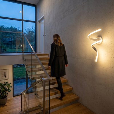 Applique murale escalier au design artistique pour une ambiance élégante et moderne.