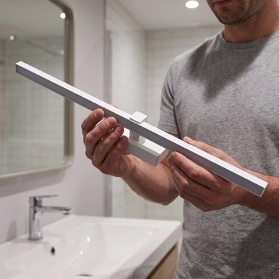 Applique murale salle de bain LED installée au-dessus d'un miroir.