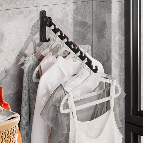 Étendoir à linge mural rétractable idéal pour suspendre les vêtements sur cintres.