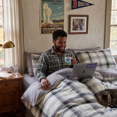 Housse de couette à carreaux offrant confort et élégance dans une chambre moderne.