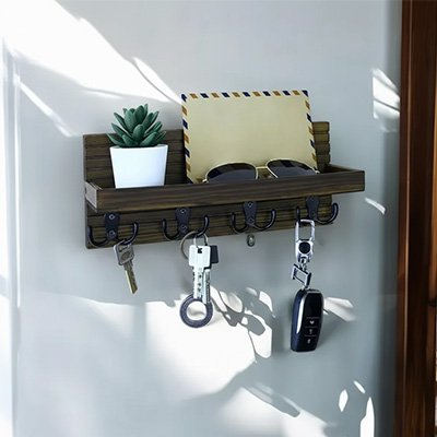 Porte clé mural en bois avec étagère de rangement et crochets métalliques robustes.