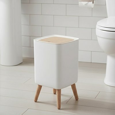 Poubelle salle de bain blanche idéale pour une salle de bain moderne.