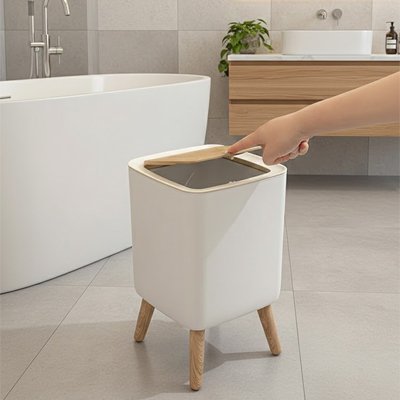 Poubelle salle de bain élégante avec couvercle en bois, parfaite pour les petits espaces.
