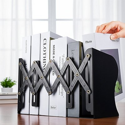 Serre livres  extensible noir en acier pour organiser des livres sur une étagère.