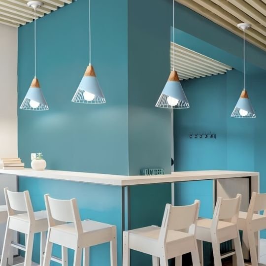 suspensions luminaires de couleur bleu turquoise éclairent une salle à manger 