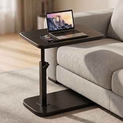 Table d'appoint​ compacte placée à côté d'un canapé pour un accès pratique à un ordinateur portable.