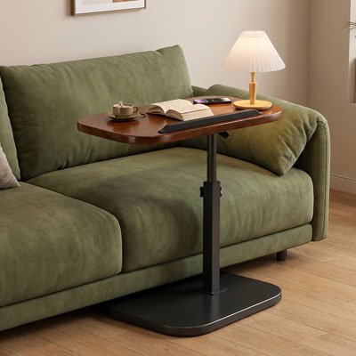 Table d'appoint​ en bois utilisée comme table de canapé pour travailler ou prendre un repas.