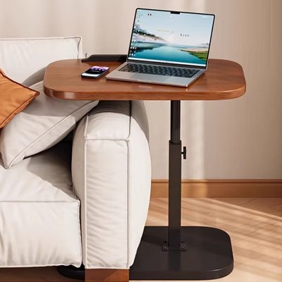 Table d'appoint​ réglable en hauteur avec ordinateur portable, idéale pour le télétravail.