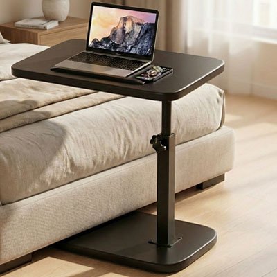 Table d'appoint​ réglable en hauteur avec structure en acier et plateau effet bois moderne.