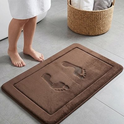 Tapis salle de bain antidérapant marron offrant confort et absorption rapide de l'eau.